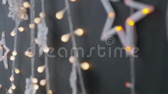加兰和黑色背景上的星星圣诞节室内视频的预览图