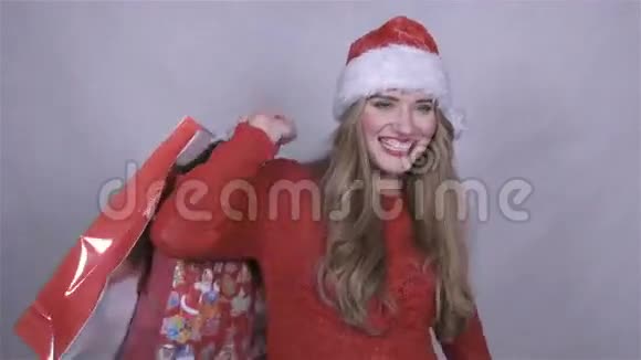 圣诞老人快乐的女孩拿着购物袋在工作室视频的预览图