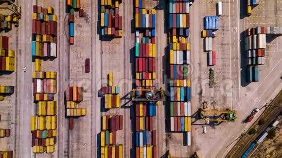 港口码头有集装箱船的工业货运区空中景观视频的预览图