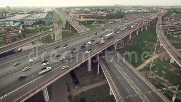 高速公路上汽车交通的鸟瞰图视频的预览图