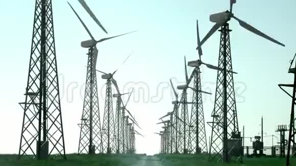 绿草上许多旧的风力发电机在苏联建造的视频的预览图