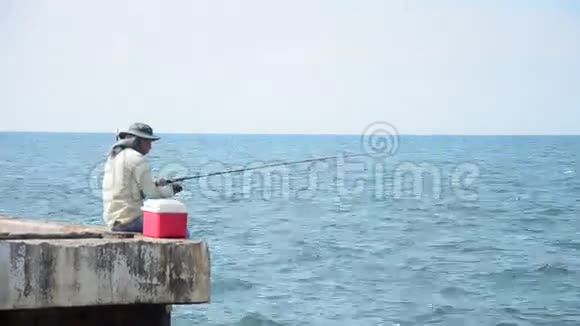 泰国人坐在海上钓鱼或钓鱼视频的预览图