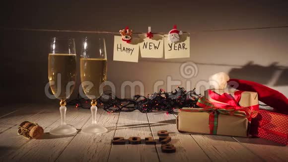 新年和圣诞节庆祝香槟两个长笛和喷火葡萄酒从瓶子假日视频的预览图