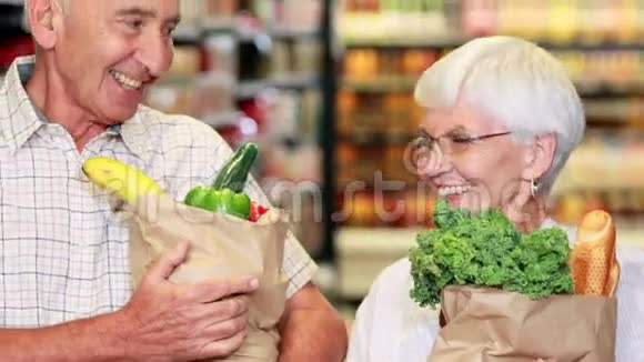 在杂货店买蔬菜的老夫妇视频的预览图