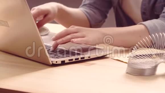 女商人在电脑上工作的侧视图视频的预览图