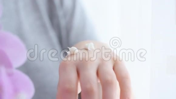 美女双手隔离涂抹奶油视频的预览图