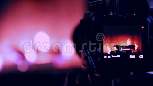 单反相机拍摄室内镜头的过程工作壁炉视频的预览图