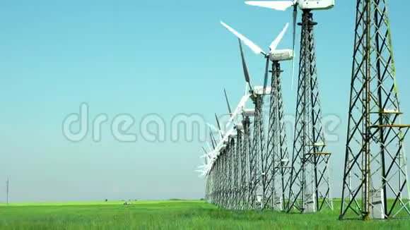 绿草上许多旧的风力发电机在苏联建造的视频的预览图
