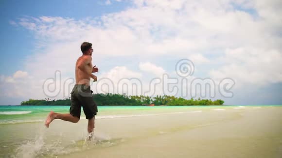 慢动作人类沿着热带海滩奔跑视频的预览图