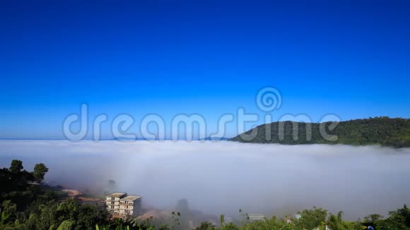 泰国PheetchabunKhaoKho山的早晨雾时间过去视频的预览图