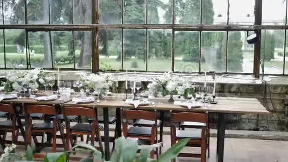 俄罗斯式婚礼晚餐精美木制餐桌装饰视频的预览图