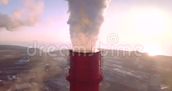 带蒸汽的中央供暖和发电厂烟囱的鸟瞰图日出视频的预览图