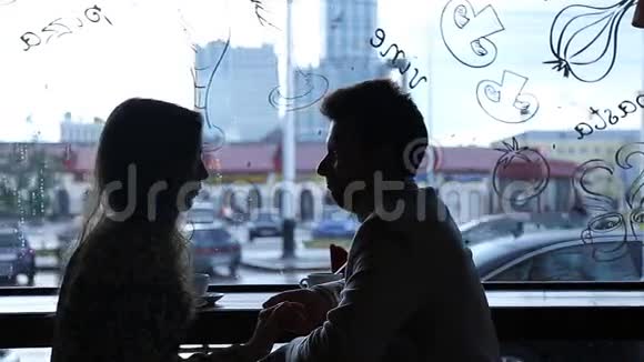 咖啡馆里的年轻时尚优雅时尚情侣视频的预览图