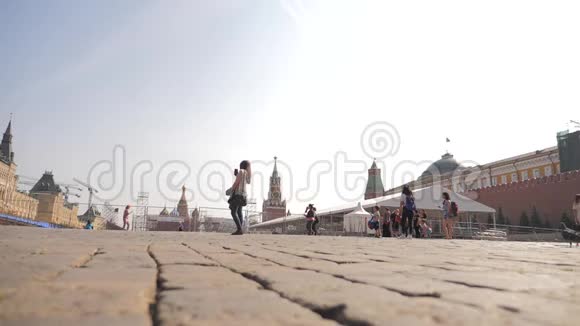 俄罗斯联邦莫斯科红场克里姆林宫的人们走在人行道上慢动作视频国家地标视频的预览图