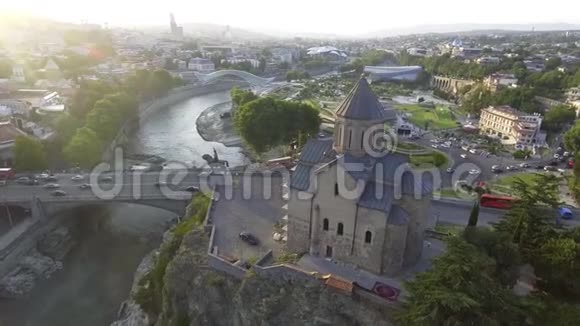 第比利斯Metekhi教堂的鸟瞰图格鲁吉亚视频的预览图