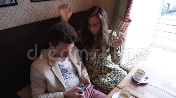 情侣在咖啡馆自拍照片视频的预览图