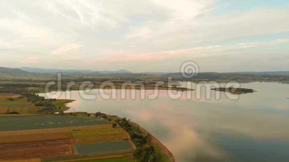 湖面日落的鸟瞰图湖面上的云倒影克鲁扎湖克拉古耶瓦茨塞尔维亚视频的预览图