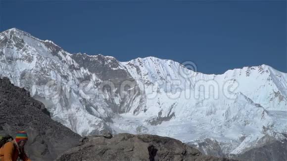 游客爬上喜马拉雅山视频的预览图