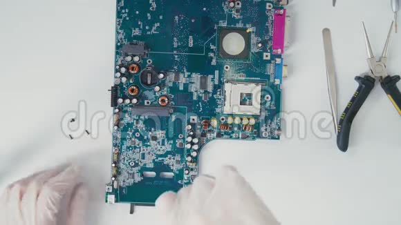 修理电子线路板的工具与芯片一起工作视频的预览图