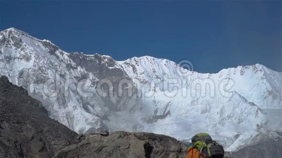 游客爬上喜马拉雅山视频的预览图