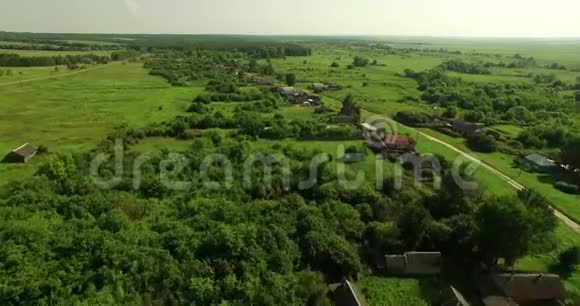 俄罗斯乡村夏季景观鸟瞰图视频的预览图