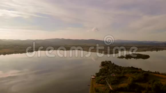 湖面日落的鸟瞰图湖面上的云倒影克鲁扎湖克拉古耶瓦茨塞尔维亚视频的预览图