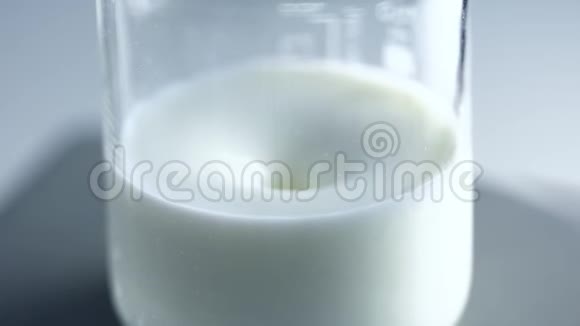 实验室实验牛奶测试试剂和牛奶反应视频的预览图