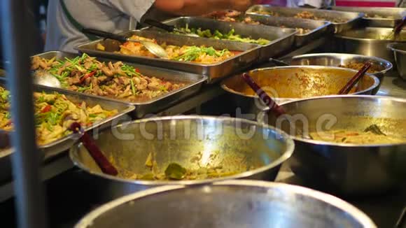 街头交易传统的亚洲肉类斋街食品在户外夜间烹饪东南亚视频的预览图