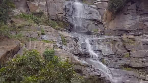 带热带森林的群山中的快速瀑布美丽的自然背景关门视频的预览图