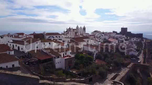历史悠久的蒙萨拉兹在阿伦特霍湖边的山上葡萄牙视频的预览图