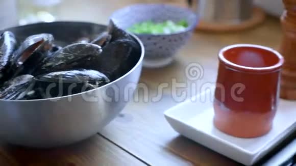 用海鲜美味的贻贝制作菜肴视频的预览图