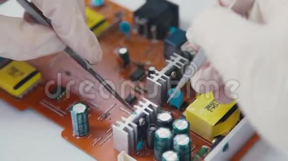 电子和芯片元器件PCB微电阻和电容视频的预览图