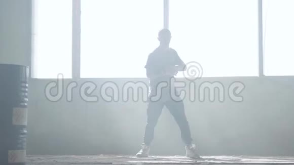 年轻的嘻哈舞者在雾中表演嘻哈文化排练当代的视频的预览图