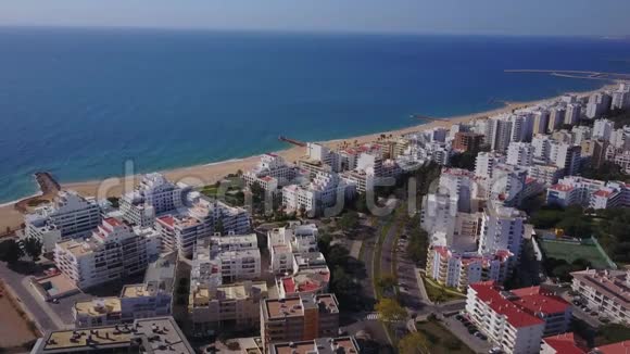 葡萄牙阿尔加维夸特伊拉的广阔海滩和白色建筑视频的预览图