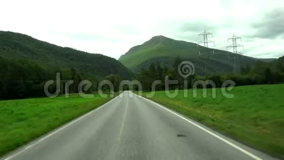 沿着E63街行驶到挪威的Geirange视频的预览图