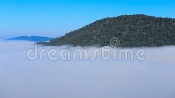 泰国PheetchabunKhaoKho山的早晨雾时间过去视频的预览图