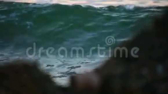 海水迅速移动锯齿状岩石模糊前景视频的预览图