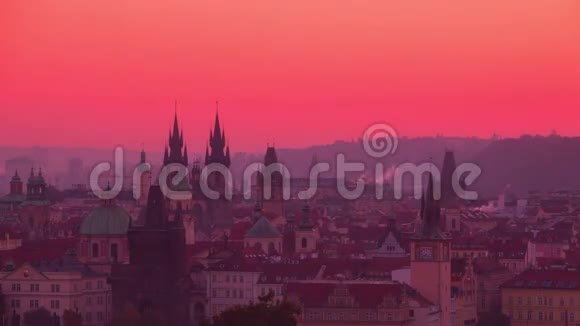 布拉格屋顶上的金色早晨时间流逝4K视频的预览图
