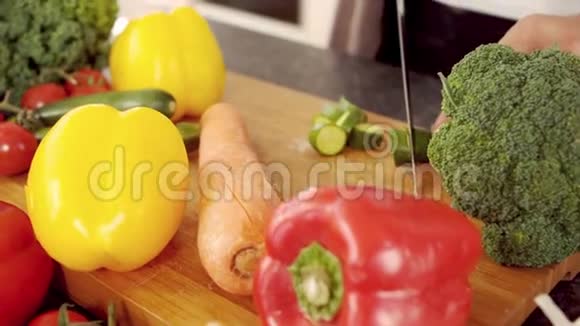 女性手切蔬菜视频的预览图