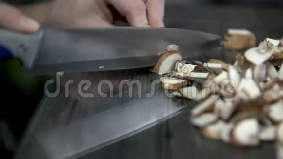 切蘑菇的细节镜头视频的预览图