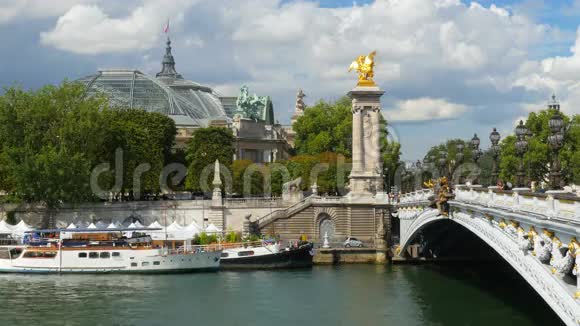 法国巴黎塞纳河的宏伟宫殿景观视频的预览图