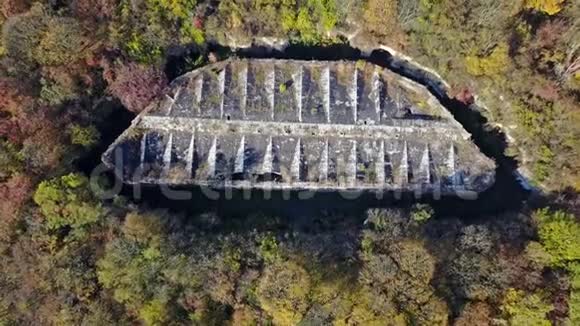 堡垒的空中景色被岩石覆盖视频的预览图