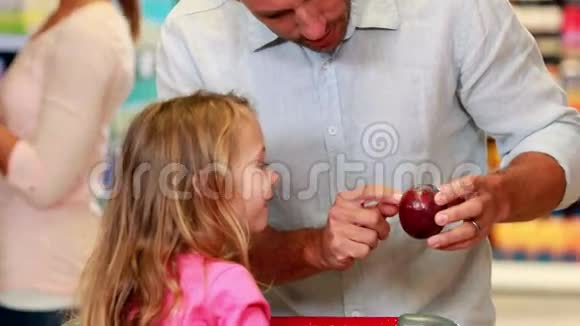 爸爸带女儿去超市看苹果视频的预览图