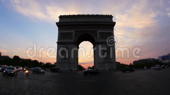 法国巴黎日落时有交通的香榭丽舍大道视频的预览图