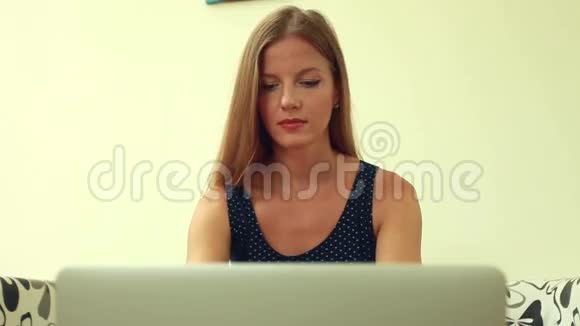 做笔记本电脑的美女视频的预览图