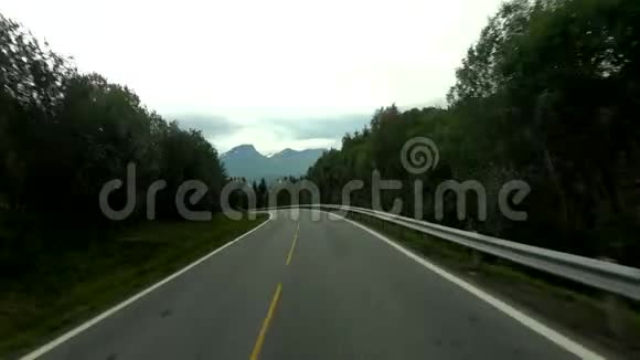 沿着E63街行驶到挪威的Geirange视频的预览图