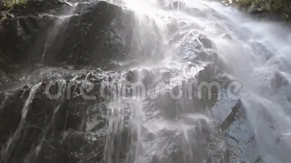 山林中的山河瀑布美丽的山林景观大自然一片宁静视频的预览图