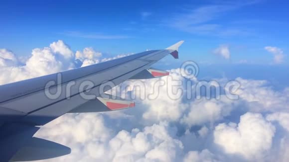 天空多云的飞机机翼背景视频的预览图