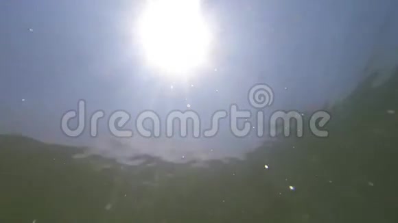 水下发射的炮弹碎片漂浮在水面上阳光透过水面照射视频的预览图