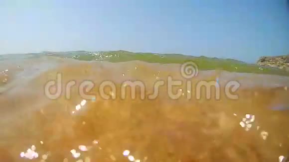 在浅海海底和水面上的水下沙滩上有小波浪破碎视频的预览图
